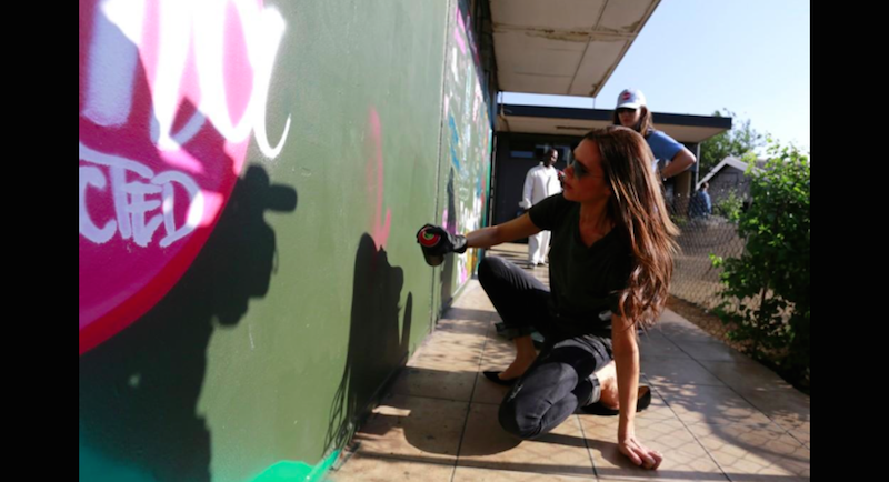 Ve vzdělávacím centru mají zeď, kde uměním bojují proti nemoci.